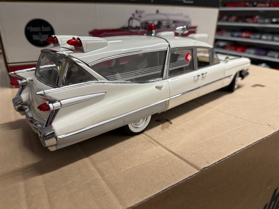 Modelbil, Cadillac Superior 1959 Crown Royale Ambulance