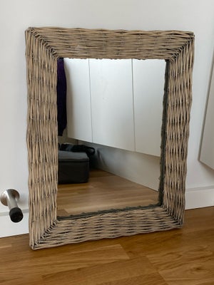 Spejl m. rattan, L: 54 cm x B: 42 cm, spejlet kan tages ud og benyttes som billedramme istedet hvis 