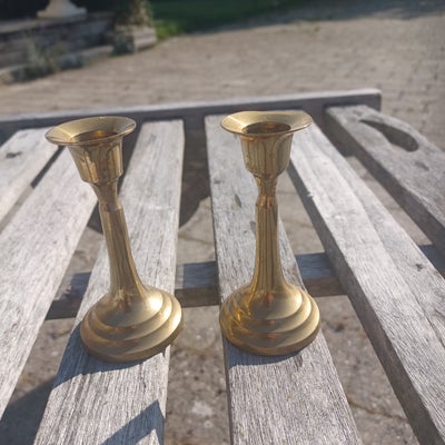 Messingstager, Mange forskellige:

1. 2 små stager 10 cm høje.
2. 2 med firkantet fod 16 cm høje.
3.