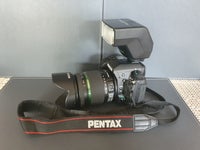 Pentax K-5 II med 18-270mm zoom og blitz