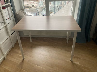 Skrivebord, Ikea , b: 115 d: 75, Bordplade med 4 justerbare ben( orlov)fra ikea.

Bordpladen er skår