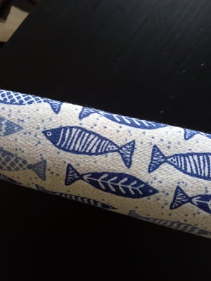 Stof, 70%bomuld/30 % polyester, 100 cm x 135 cm 
Vævet creme med blå fiskeprint 
Købt fra nyt.

Kan 