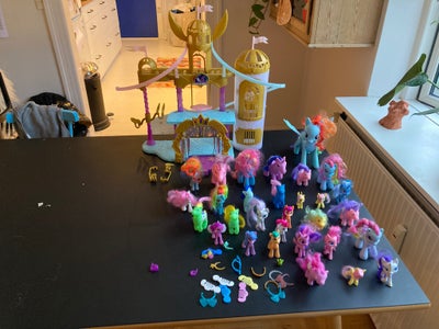 My Little Pony, Slot og ponyer som ses på billedet. Der mangler enkelt element på slot. Tingene er b