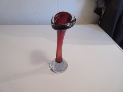 Vase, Knoglevase, 
Mål: Højde 21 cm
Farve; rød og glasklar fod med bobler
Fremstår i hel og pæn stan