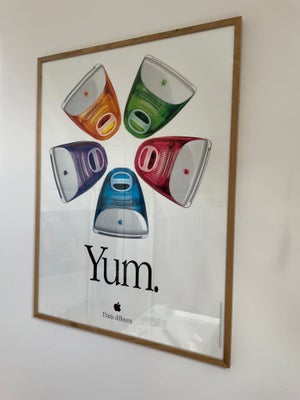 Plakat m. egetræsramme, Apple, motiv: YUM, b: 60 h: 80, Apple reklame med slogan'et YUM. 

Sidder i 