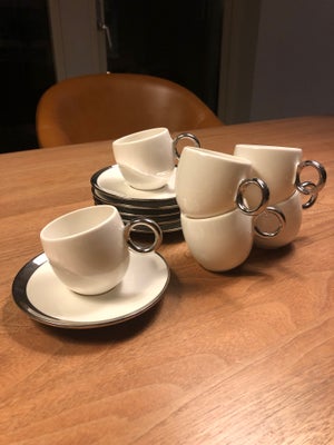 Porcelæn, Espresso kopper, Små søde espresso kopper med en lidt sjov skæv vinkel. Hvidt porcelæn med