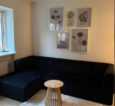 Sofa, velour, House Nordic, Sofa i mørkeblå velour - venstrevendt 160/90x272xH67 cm. Brugt et år, så