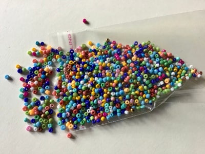Perler, BITTESMÅ GLASPERLER i skønne farver til de helt små populære armbånd eller pynt på øreringe.