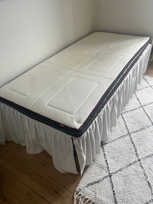 Enmandsseng, WellPur, Enmandsseng med WellPur topmadrasse og hvide meder. (OBS. SÆLGES UDEN SENGEKAP