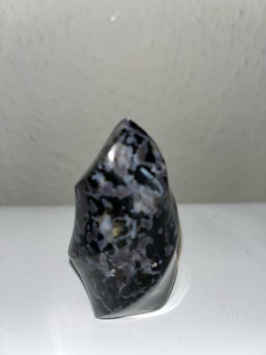 Smykker og sten, Krystal, Krystallen hedder Ocean Indigo Gabbro calcit  Flamme 7 cm høj 
154 g 7 cm 