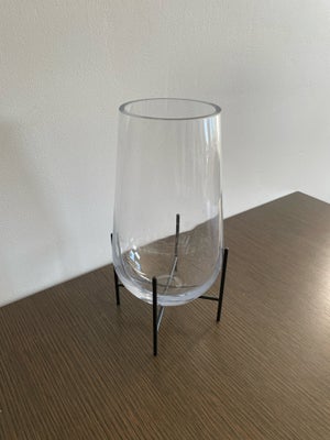 Vase, Vase, Audo Copenhagen, Echasse Vase Small af danske Audo, tidligere Menu.

Klart glas med sort