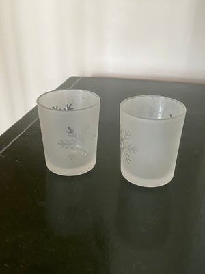 Glas stager til fyrfadslys, 2 frosted glas stager med iskrystaller.
Højde: 7 cm
Ø = 5,5 cm.
Sælges s