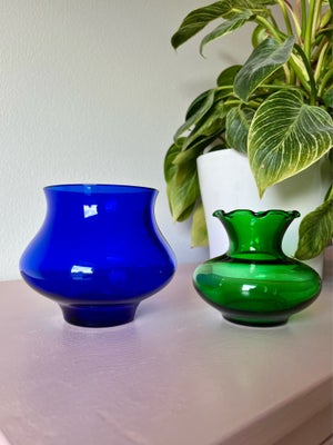 Vase, Små vaser, Grøn vase måler 8,5 cm og blå vase måler 10 cm - Sælges samlet for 75 kr per styk e