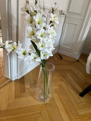 Vase, Vase med falske blomster, Ukendt, Vase med falske blomster sælges.
Vasen er 46 cm høj