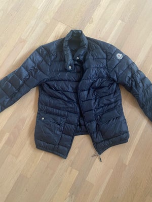 Dynejakke, str. 34, Moncler,  Navy blå,  Polyester,  God men brugt, Navy blå jakke
Er en størrelse X