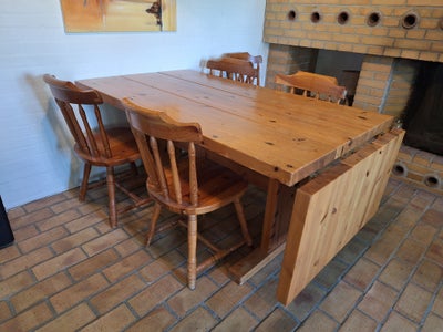 Spisebord m/stole, Træ, Ældre bord med 5 stole og tillægsplade.
Med brugsmærker på bord og stole