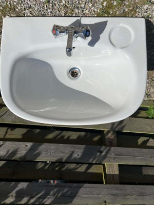 Håndvask til badeværelse m. armatur , Ifö, Sælger denne håndvask til badeværelset med tilhørende arm