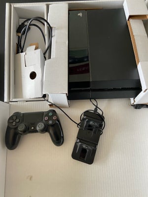 Playstation 4, God, Ps4 consol med kontroller og ladeholder
