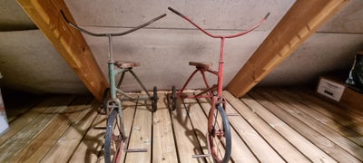 Unisex børnecykel, trehjulet, Rigtig fine gamle trehjulet cykler sælges.
De er flotte som pynt.

Jeg