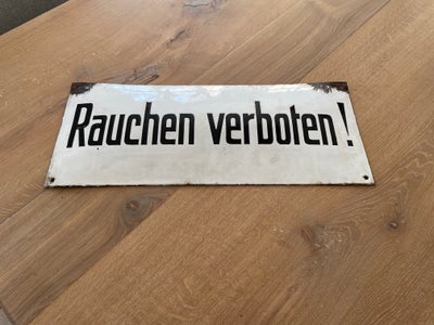 Gammel tysk emaljeskilt 'Rauchen verboten!, Rendyrket tysk retro med et gammel, gammelt emaljeskilt 