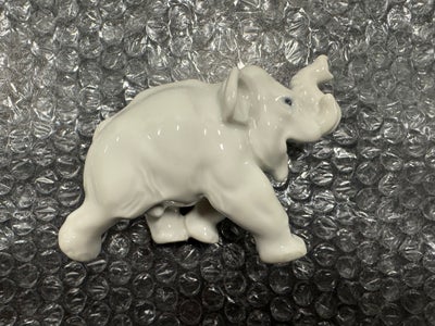 Porcelænsfigur, Hvid elefant (nr.20220). H: 9 cm

Uden skår o.l.

Medarbejdervare