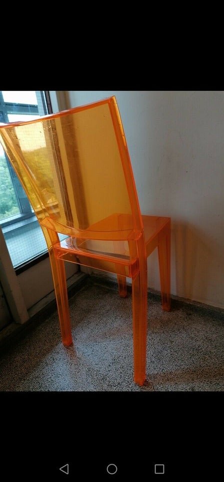 Anden arkitekt, Gennemsigtig orange stol, Gennemsigtig