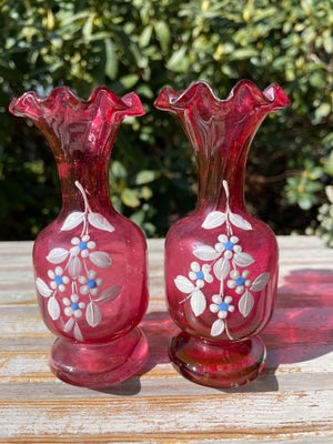 Vase, Antikke vaser, Antikke røde mundblæste glasvaser med flæsetop, dekoration i emaljemaling. Begg