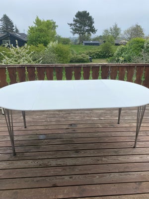 Spisebord,  Hvid laminat med stålvejre, Ilva, b: 110 l: 220, Ellipse bord i pæn stand. Med plader i 
