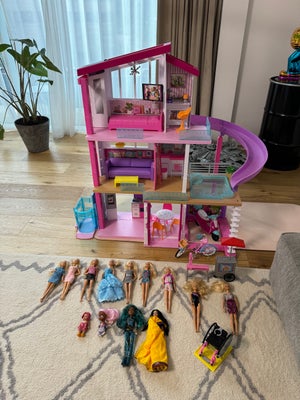 Dukkehus, Barbie Dreamhouse, 11 Barbie dukker, cykel, pølsevogn, rullestol, scooter og dreamhouse me