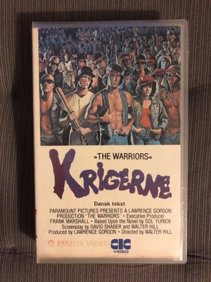 Anden genre, Krigerne, Vhs Udlejningskassette. 1979. Danske tekster.

Se flere Vhs film i Facebook g