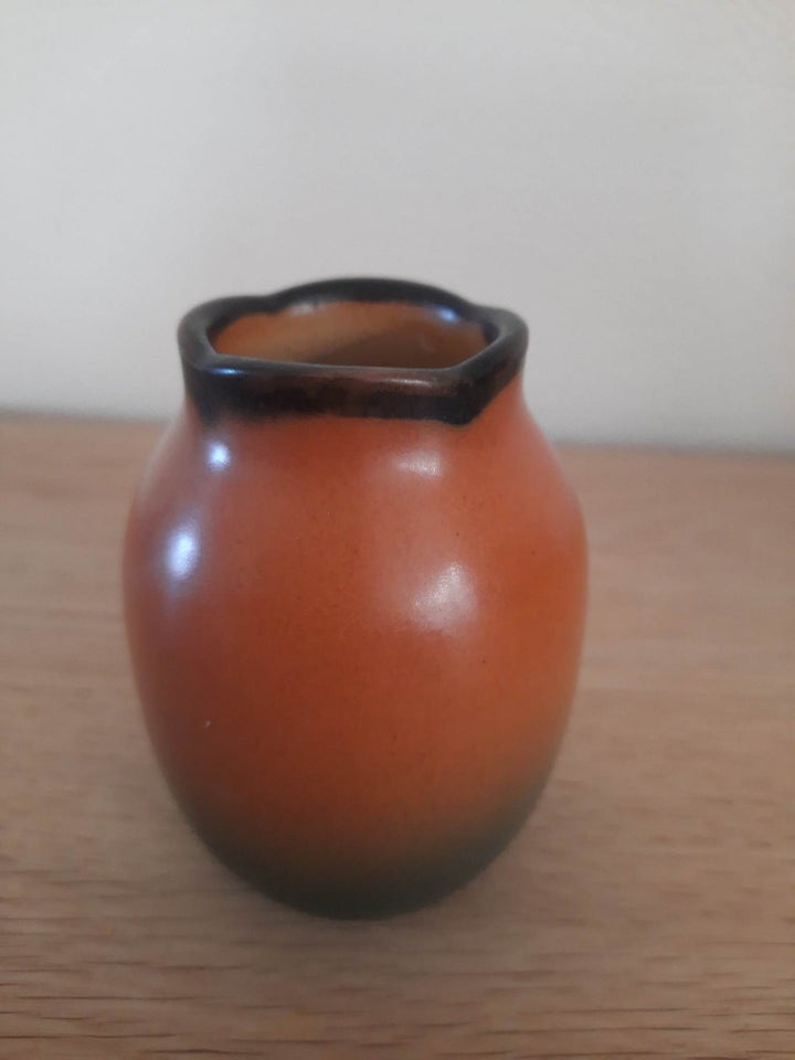 Keramik, Fin Ipsen vase højde 9 cm.
Nr. 438