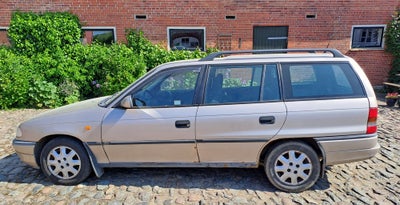 Opel Astra, 1,6 16V Champion stc., Benzin, 1997, km 175500, beige, træk, airbag, 5-dørs, st. car., c