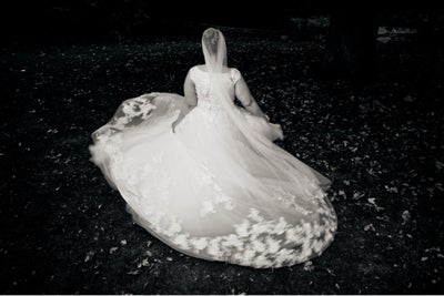 Brudekjole, Karim Design, str. 46, Overdådig kjole med mange, mange lag og de fineste blonder. Nyren