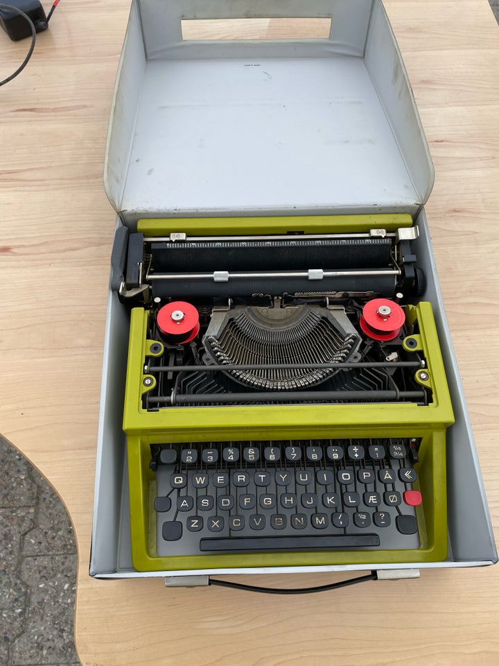 Skrivemaskine, Gammel skrivemaskine i kuffert