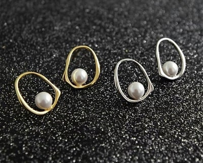 Øreringe, Smukke og feminine øreringe med lille perle sælges. De fåes i sølvlook.