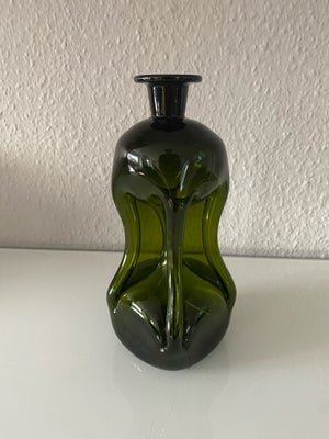 Glas, Grøn flaske, Grøn glasflaske / vase. I god stand, ingen skår eller revner.
H:  24 cm.  B+D: 9x