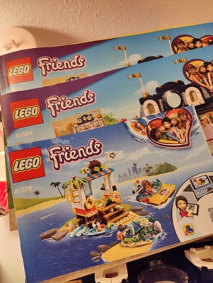 Lego Friends, Hotel og andet, Hotellet er delvist samlet, men der er stadig en masse ekstra dele.
De
