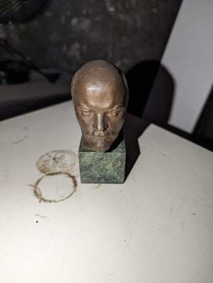 Buste, Vladimir Lenin buste / figur i bronze og marmor vil jeg tro

Alder ukendt. Potentielt højere 