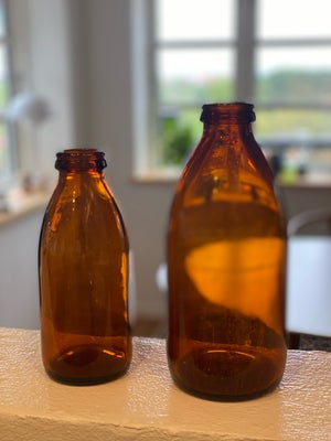 Glas, Gamle mælkeflasker, 2 stk gamle mælke flasker 
1 brun på - 1 liter 
1 brun på 0,5 liter

Der e