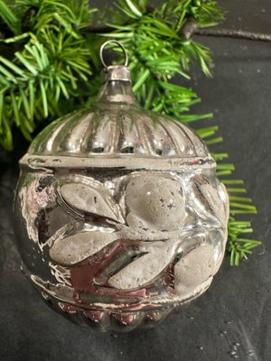 Gammelt julepynt, Smuk gammel julekugle med gren med bær på beggesider og rillet mønster i top og bu
