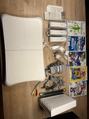 Nintendo Wii, RVL-001, God, Nintendo Wii i god stand . Der medfølger 3 controllere, en nunchuck, et 