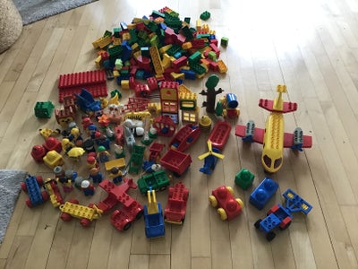 Lego Duplo, Duplo sælges for 1.000 kr.
Dyr, personer, forskellige biler, flyvere og masser af klodse