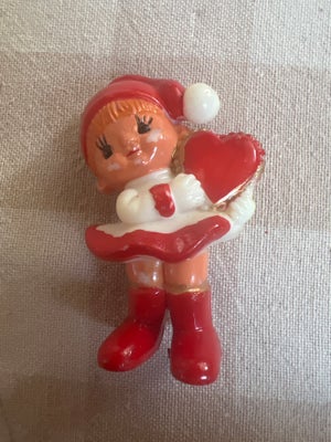 Retro julepynt, Fin lille nisse-pige i plast. 5,5 cm høj. Måske fra Daells? Tænker at hun er fra 60-