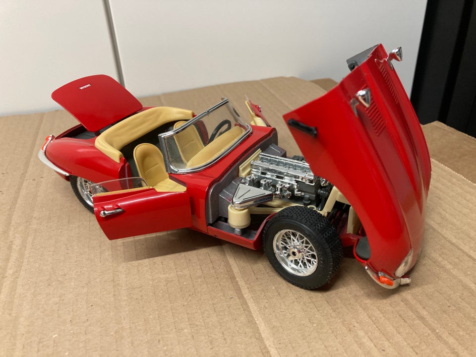 Modelbil, Jaguar E-type cabriolet 1961 1/18, skala 1:18