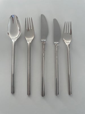 Bestik, Farina Sølvplet fra Frigast, 
4 middagsknive (SOLGT)
5 frokostknive (SOLGT)
4 spisegafler
4 