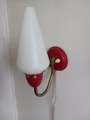 Væglampe, Retro super fin lampe i bemalet metal rød med hvid flot opal glas skærm.
Alt fungere, den 