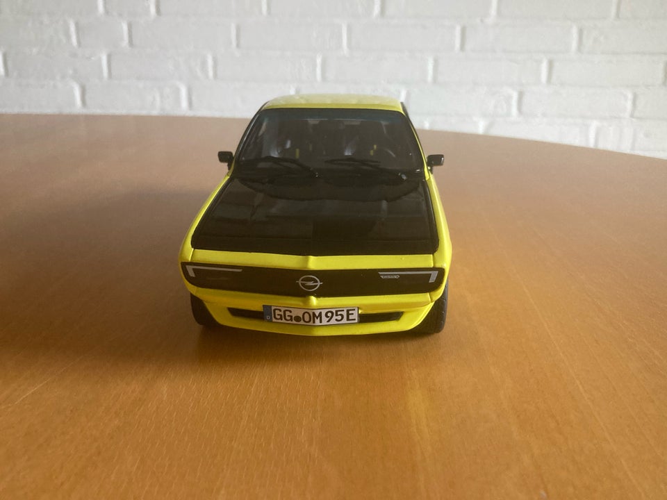 Modelbil, Opel Manta, skala 1:18