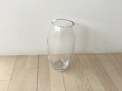 Vase, Glasvase, Holmegård, Holmegård glasvase 
27 cm. Høj , 10 cm i diameter for oven 
Brugt men i f