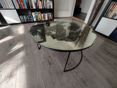 Glasbord, Snowdrop, glas, Unikt og flot Snowdrop glasbord med metalstel. Måler Ø71 cm x højde 38 cm
