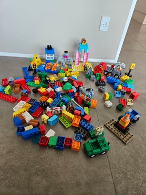 Lego Duplo, Dyr, mennesker, køretøjer og klodser. 
Befinder sig I Stilling.